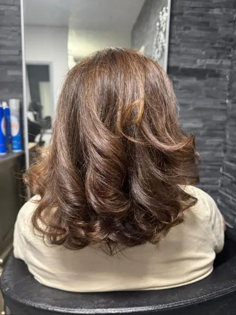 Brushing wavy sur cheveux mi-longs châtain chocolat
