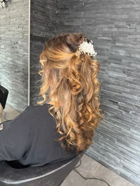 Coiffure demi-attachée avec boucles et reflets caramel