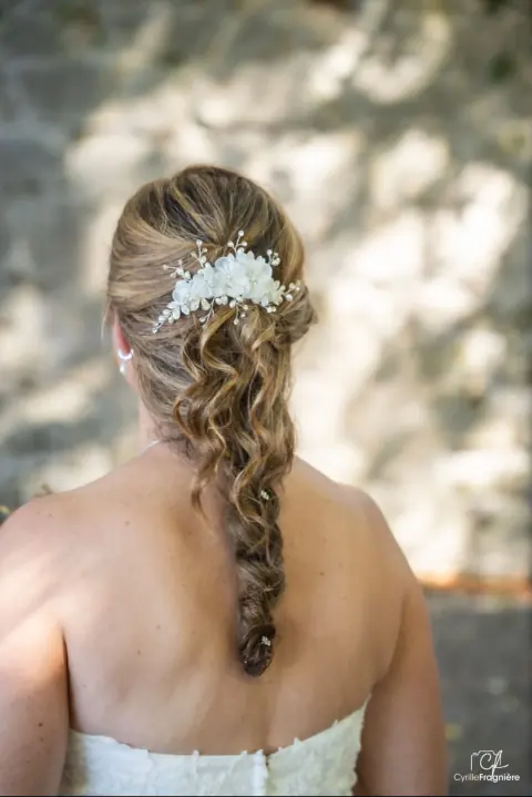 Coiffure de mariée : tresse bohème et peigne fleuri, photo Cyrille Fragnière