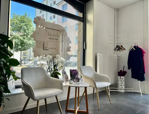 Espace d'accueil lumineux du salon avec fauteuils